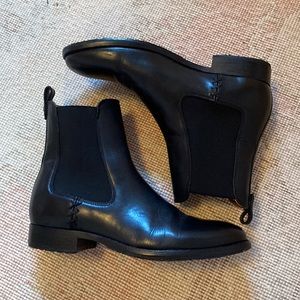 Frye Chelsea Boot in black, size 10